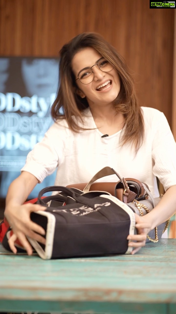 Dhivyadharshini Instagram - Vandutennnnn #ddstyles la iniku handbagssssssss 3 styles of bags, tote bag, shoulder bag, sling bag… Only 90 secs so only 3 bagssssss 😔 Epdi enjoy panreenga pls solungaaaaa Behind the scenes video coming sooonnn 😀 #ddstyles #ddneelakandan #dhivyadharshini #styling #fashion #handbags