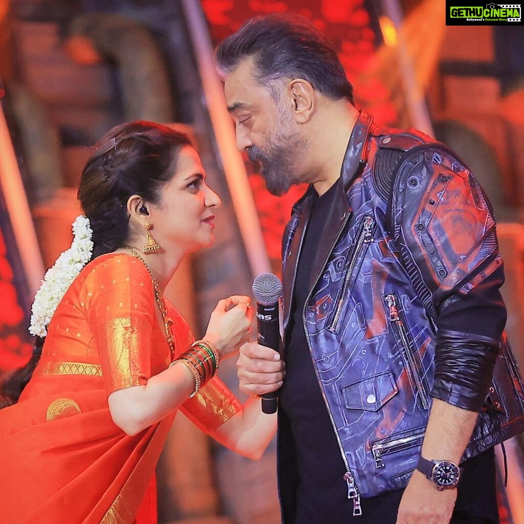 Dhivyadharshini Instagram - Everybody’s a gangsta Until the real gangster arrives Everybody’s a somebody Until KAMAL SIR arrives 🙏 Also this stage helped me believe in my determination #vikramaudiolaunch Thnk you kamal sir Congratulations sir Best Actor 2022 (Vikram) #avawards #kamalhassan #ddneelakandan #dhivyadharshini
