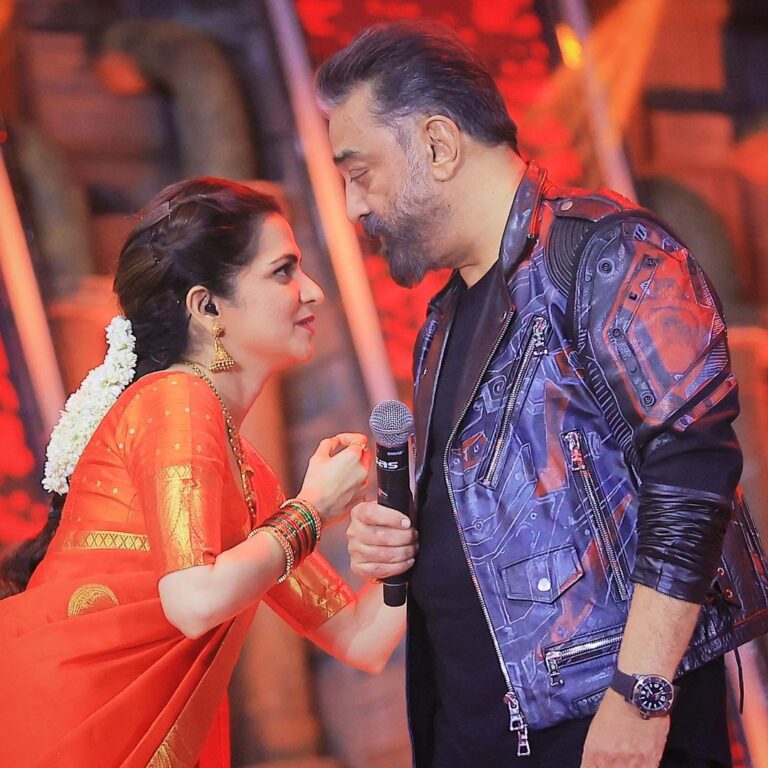 Dhivyadharshini Instagram - Everybody’s a gangsta Until the real gangster arrives Everybody’s a somebody Until KAMAL SIR arrives 🙏 Also this stage helped me believe in my determination #vikramaudiolaunch Thnk you kamal sir Congratulations sir Best Actor 2022 (Vikram) #avawards #kamalhassan #ddneelakandan #dhivyadharshini