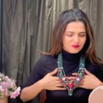 Dhivyadharshini Instagram - Vanakamm #ddstyles la chains part 2 idhoooooo #ddstyles #ddneelakandan #dhivyadharshini #fashion #styling #ddreels