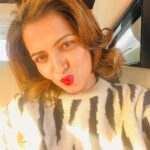 Dhivyadharshini Instagram - Sundayyyyyyy kiss Redddd lipstick sundayyy kiss #ddneelakandan #sunday #pout #dhivyadharshini #redlipstick