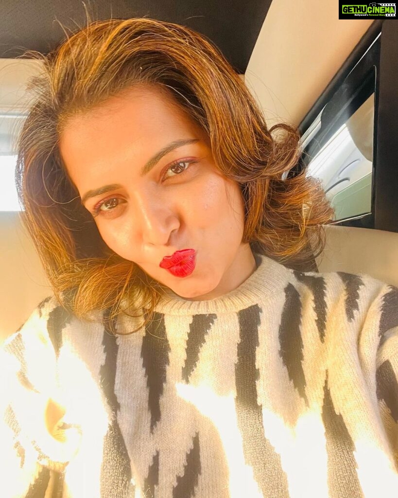 Dhivyadharshini Instagram - Sundayyyyyyy kiss Redddd lipstick sundayyy kiss #ddneelakandan #sunday #pout #dhivyadharshini #redlipstick