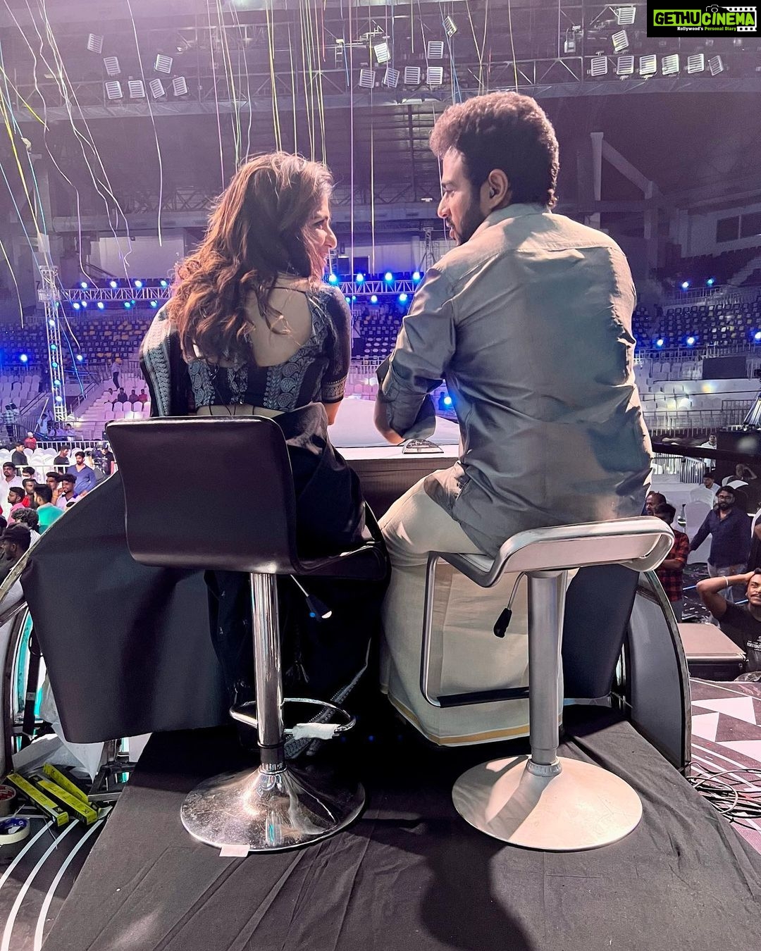 Dhivyadharshini Instagram - Ullam searndhaaa Ellam maarum @arrahman sir on stage was spectacular to watch. He is a magician ❤️ #arr fan for life #maamannanaudiolaunch was a grand event and im so happy to be a part of @udhay_stalin sir’s this beautiful event Adhigaram kidaithum anbaal aatchi seibavar, Udhay sir wishing you the best Thnks to @rjvijayofficial for being a sweet company, got a seating arrangement done for my Co-anchor aswell 👍💪