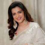 Dhivyadharshini Instagram – Glow should be from within nu caption poda asaidan but it’s alll the talent of @camerasenthil sir 🧿

Landed in chennai n headed straight to an awards night 
Vijay television awards 8 @vijaytelevision 

Photos @camerasenthil 
Styling @shakthi_pradeep 
Outfit @anjushankarofficial 
Make up @bridal_makeupartist_sekar 
Hair @hairstylistkumar 

#ddneelakandan #ddstyles #dhivyadhasrhini  #vijaytelevisionawards #styling #fashion