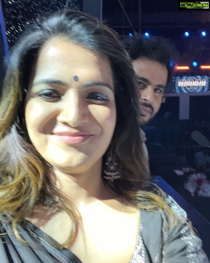 Dhivyadharshini Instagram - Ullam searndhaaa Ellam maarum @arrahman sir on stage was spectacular to watch. He is a magician ❤️ #arr fan for life #maamannanaudiolaunch was a grand event and im so happy to be a part of @udhay_stalin sir’s this beautiful event Adhigaram kidaithum anbaal aatchi seibavar, Udhay sir wishing you the best Thnks to @rjvijayofficial for being a sweet company, got a seating arrangement done for my Co-anchor aswell 👍💪