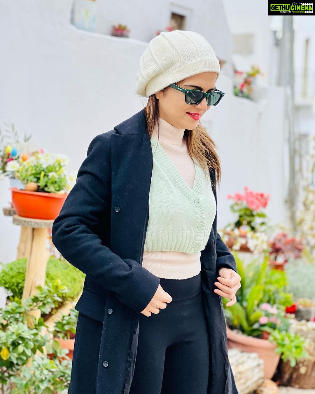 Dhivyadharshini Instagram - The beauty of alberobello town (Italy) is mesmerising This town is easily more than 500 hundred years old and the trulli (the type of house you see remains untouched and well preserved with stone structures that have no cement between them) it’s a unesco world heritage site @gtholidays.in and I wanted to show you the less explored locales of every country in our holidays 😉 Go to my stories to see more of it ❤️ #ddholidays #gtholidays #ddneelakandan #travel #italy #alberobello #trulli #holiday #tourism @italyexplores Trulli di Alberobello
