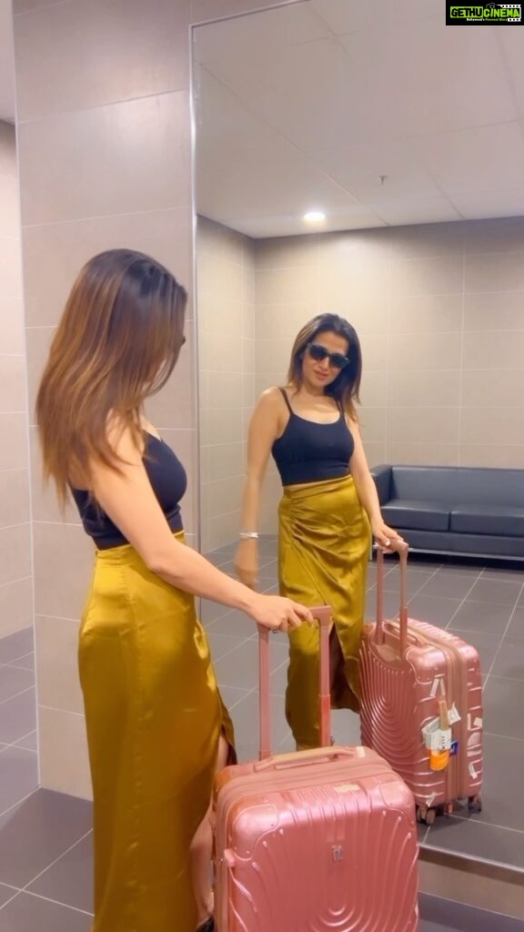 Dhivyadharshini Instagram - Transition reel inspired by my friend anu who is a transition thiviravadhi 😏🤪 Adhu matum ila wana show u guys what I wore for #dsptour #oosolriyatour in Kuala Lumpur Thank you malaysia for alll the love one more time, Humbled and Moved 🥺🥺 Styled by @raji_designer #ddstyles #ddneelakandan