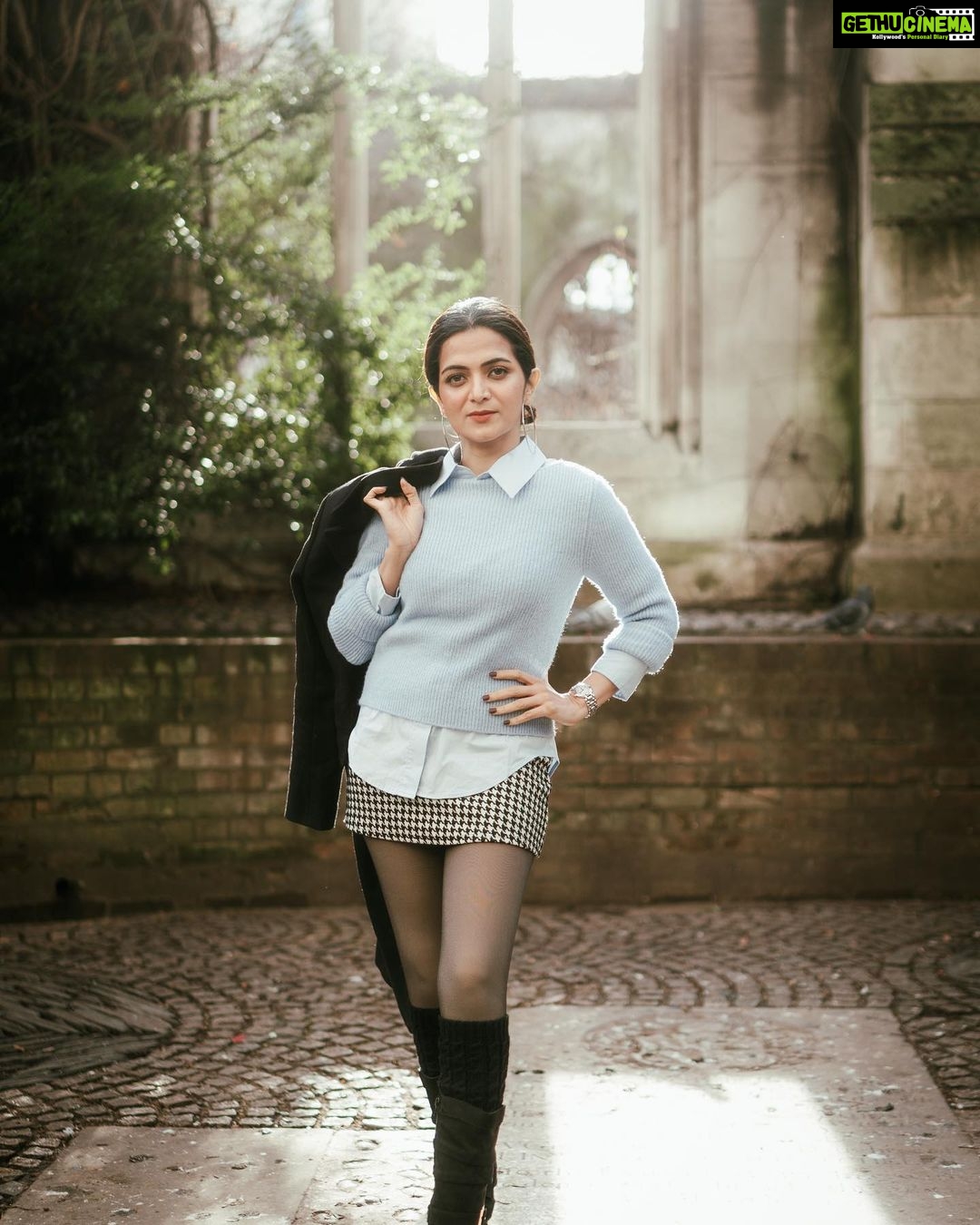 Dhivyadharshini Instagram - London im coming for you Shot with the incredibly talented @georgesimon_m Make up n hair @renuka_mua u nailed it mam Styling by me 🤗🧿 #ddstyles #ddneelakandan #dhivyadharshini #fashion #style #styling Towerbridge London