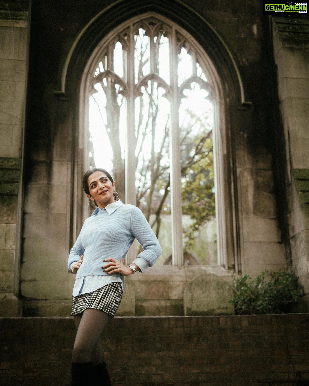 Dhivyadharshini Instagram - London im coming for you Shot with the incredibly talented @georgesimon_m Make up n hair @renuka_mua u nailed it mam Styling by me 🤗🧿 #ddstyles #ddneelakandan #dhivyadharshini #fashion #style #styling Towerbridge London