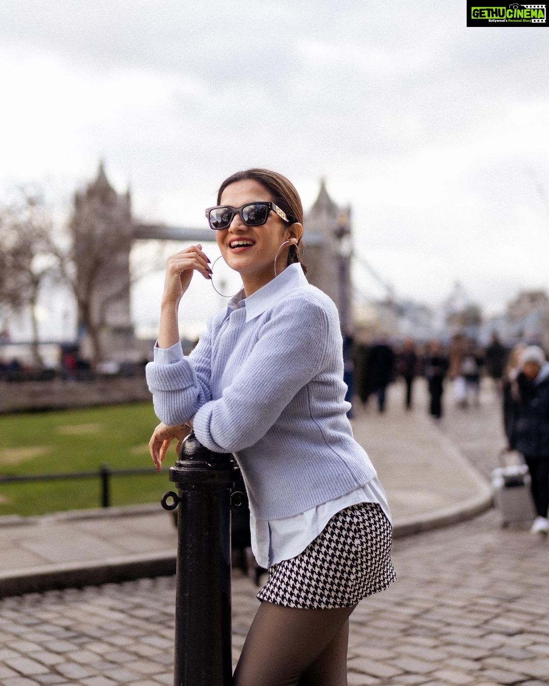 Dhivyadharshini Instagram - London im coming for you Shot with the incredibly talented @georgesimon_m Make up n hair @renuka_mua u nailed it mam Styling by me 🤗🧿 #ddstyles #ddneelakandan #dhivyadharshini #fashion #style #styling Towerbridge London