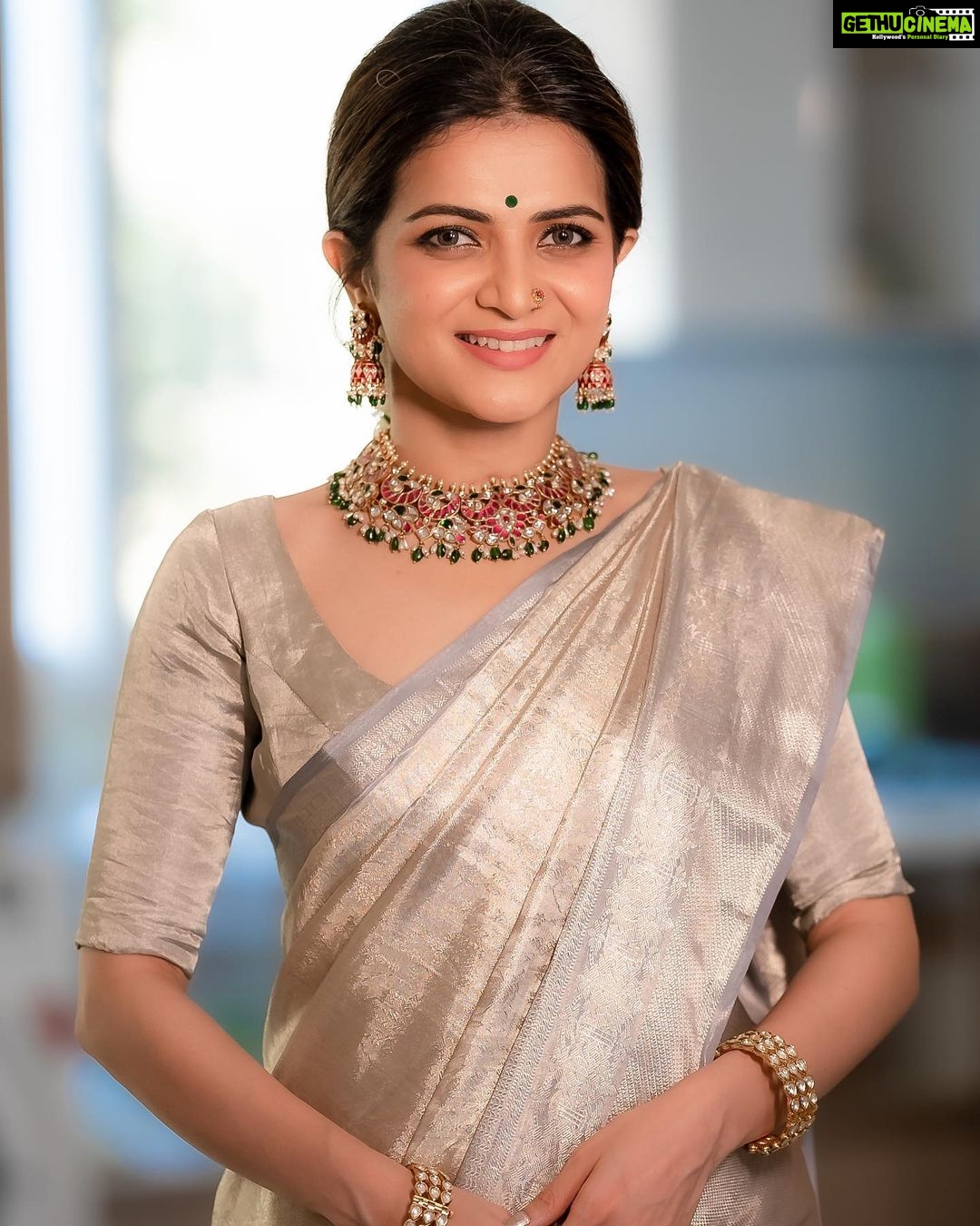 Dhivyadharshini Instagram - Ponniyin Selvan 2 audio launch look Thnk you God 🧿 Thnks @lyca_productions Subash anna @madrastalkies Mani sir and @suntv for this opportunity Some spl pics coming soon 🥹 Styling @shakthi_pradeep superb shakthi 🤗 Nose stud @bronzerbridaljewellery Bangles @fineshinejewels Make up @makeupibrahim Hair @hairstylists_vijayaraghavan Stunning photos @camerasenthil sir #ddstyles #ddneelakandan #ps2 #styling #saree #silksaree #fashion