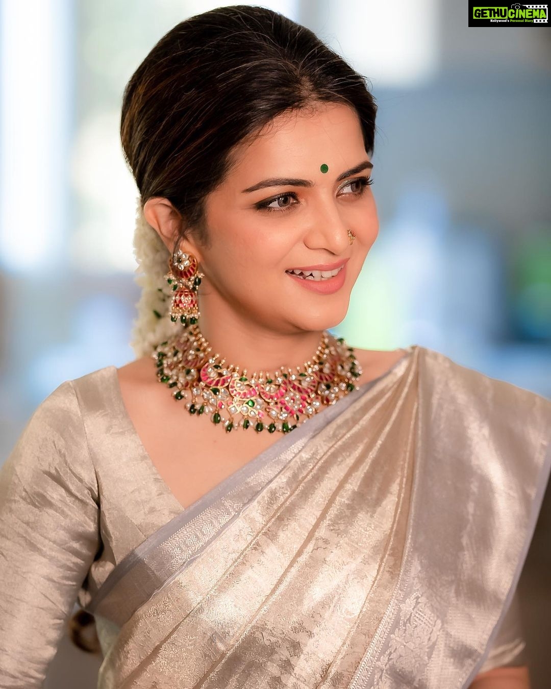 Dhivyadharshini Instagram - Ponniyin Selvan 2 audio launch look Thnk you God 🧿 Thnks @lyca_productions Subash anna @madrastalkies Mani sir and @suntv for this opportunity Some spl pics coming soon 🥹 Styling @shakthi_pradeep superb shakthi 🤗 Nose stud @bronzerbridaljewellery Bangles @fineshinejewels Make up @makeupibrahim Hair @hairstylists_vijayaraghavan Stunning photos @camerasenthil sir #ddstyles #ddneelakandan #ps2 #styling #saree #silksaree #fashion