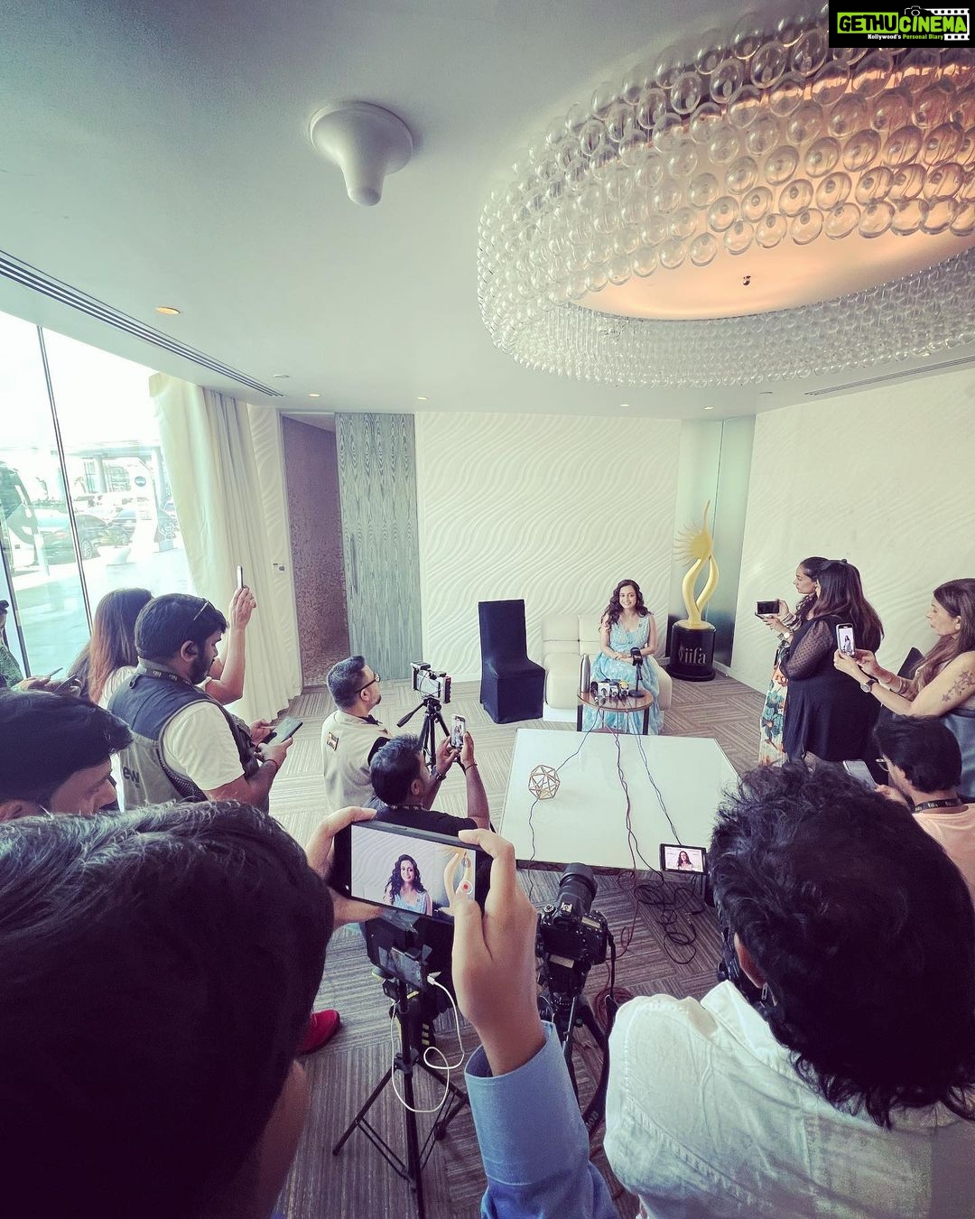 Dia Mirza Instagram - Attended a #IIFAAwards2023 @iifa press call to talk about the need to #BeatPlasticPollution and the opportunity to highlight the #SustainableDevelopmentGoals. Thank you to members of the press for giving us your time and attention 🙏🏻💚 Thank you @shombi.sharp for doing this with me 🙏🏻 Thank you @iifa for using your platform to help make a difference 🙌🏼 Outfit @ilovepero Shoes @melissashoesindia @sallyruchi HMU @shraddhamishra8 Styled by @theiatekchandaney #TravelingBottle #SDGs #ForPeopleForPlanet #ForNature @uninindia @unep @unsdgadvocates @timmins.andre @virafsarkari @sabbas_joseph Yas Island
