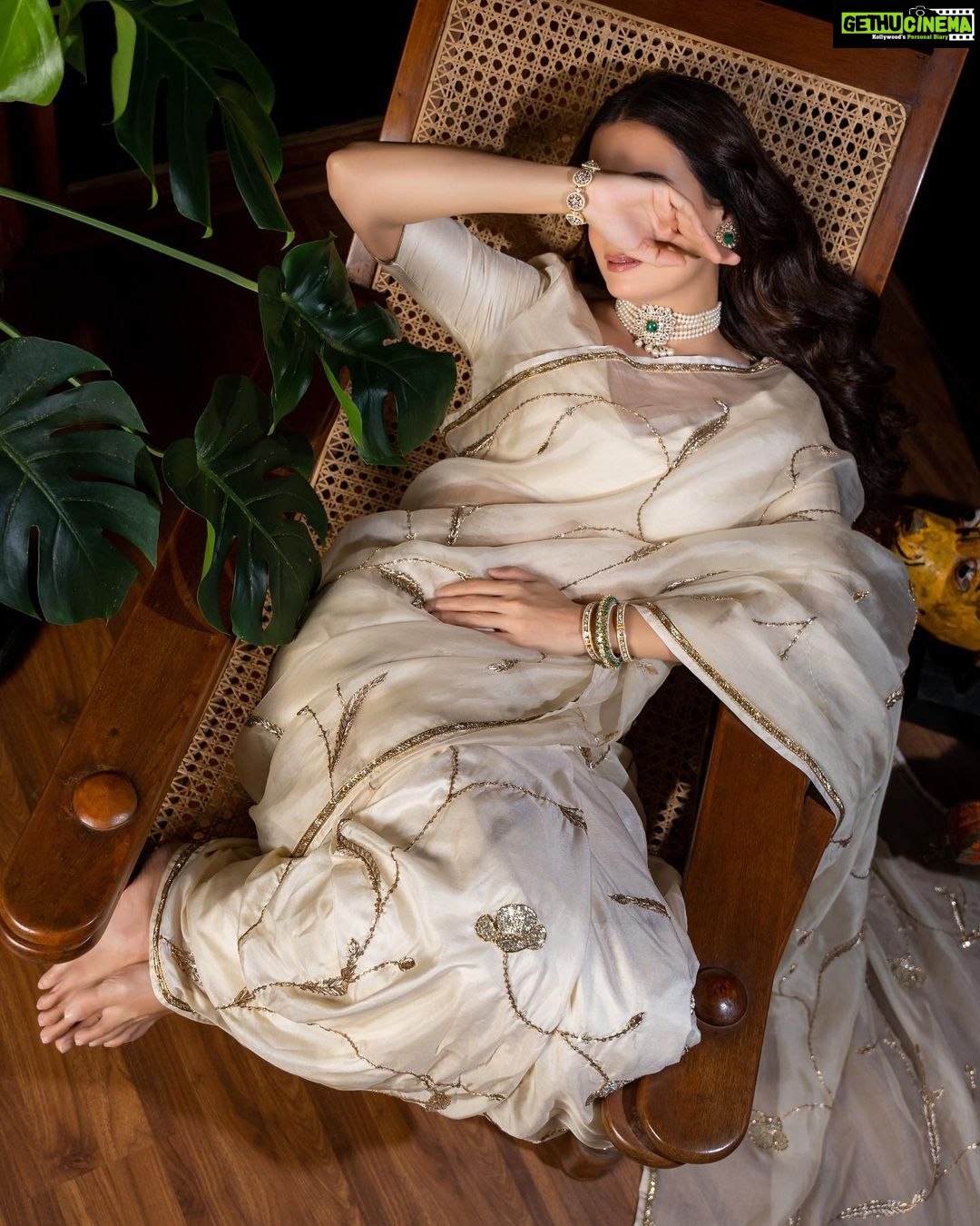 Dia Mirza Instagram - “bol ki lab āzād haiñ tere bol zabāñ ab tak terī hai terā sutvāñ jism hai terā bol ki jaañ ab tak terī hai dekh ki āhan-gar kī dukāñ meñ tund haiñ sho.ale surḳh hai aahan khulne lage qufloñ ke dahāne phailā har ik zanjīr kā dāman bol ye thoḌā vaqt bahut hai jism o zabāñ kī maut se pahle bol ki sach zinda hai ab tak bol jo kuchh kahnā hai kah le “ - Faiz Ahmed Faiz For #68thFilmfareAwards @filmfare Styled by @theiatekchandaney Saree by @raw_mango Jewellery by @mayasanghavijewels Hair by @tejisinghofficial Managed by @shruti8711 @exceedentertainment Photos by @daksh_hemdev Creative by @freishia #SustainableClothing #VocalForLocal #MadeInIndia #Saree #HandCraftedInIndia #VintageStyle #ForeverClothing