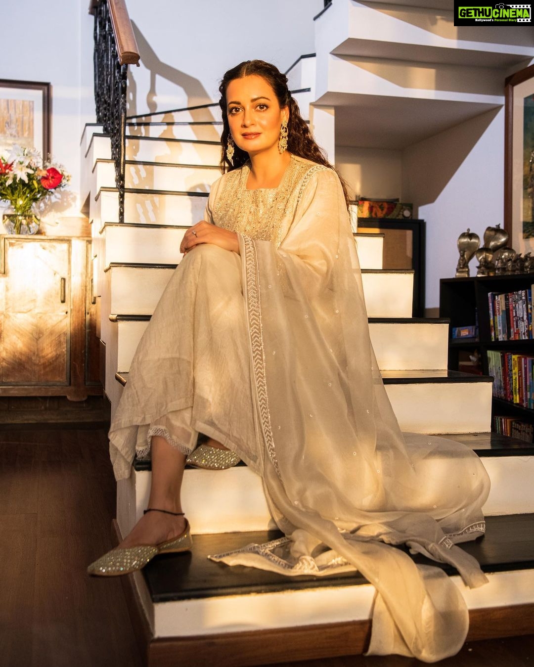 Dia Mirza Instagram - Eid Mubarak πβ¨ The last image is with my chaand ka tudka ππ― #SunsetKeDivane Outfit @tillabyaratrikdevvarman Earrings @mahesh_notandass Footwear @fizzygoblet Make up @myrra_makeup_art Hair @vithikajaiswal Styled by @theiatekchandaney Photos by @rishabhkphotography Bandra World of Storytellers