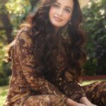 Dia Mirza Instagram - “There is always light. If only we’re brave enough to see it. If only we’re brave enough to be it.” — Amanda Gorman 🕊️❤️ Photo by @abheetgidwani Styled by @theiatekchandaney Assisted by @jia.chauhan Outfit @cord.in Earrings @silverstreakstore Make Up @inherchair Hair @tejisinghofficial Managed by @exceedentertainment @shruti8711 #SustainableClothing #HandcraftedInIndia #VocalForLocal #MadeInIndia Bandra World of Storytellers