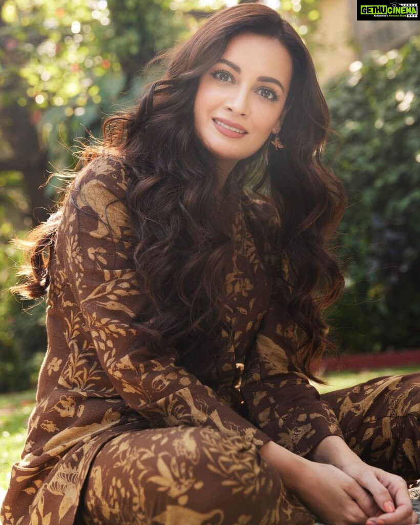 Dia Mirza Instagram - “There is always light. If only we’re brave enough to see it. If only we’re brave enough to be it.” — Amanda Gorman 🕊️❤️ Photo by @abheetgidwani Styled by @theiatekchandaney Assisted by @jia.chauhan Outfit @cord.in Earrings @silverstreakstore Make Up @inherchair Hair @tejisinghofficial Managed by @exceedentertainment @shruti8711 #SustainableClothing #HandcraftedInIndia #VocalForLocal #MadeInIndia Bandra World of Storytellers