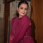 Dia Mirza Instagram - Always thankful ❤️🕊️🌏 Handwoven fabric and dress by @injiri 😍 Hair by @hairbysanjanag Photos by @rishabhkphotography Styled by @theiatekchandaney #sustainableclothing #vocalforlocal #madeinindia #handcrafted #handwoven #mammaatwork Bandra World of Storytellers