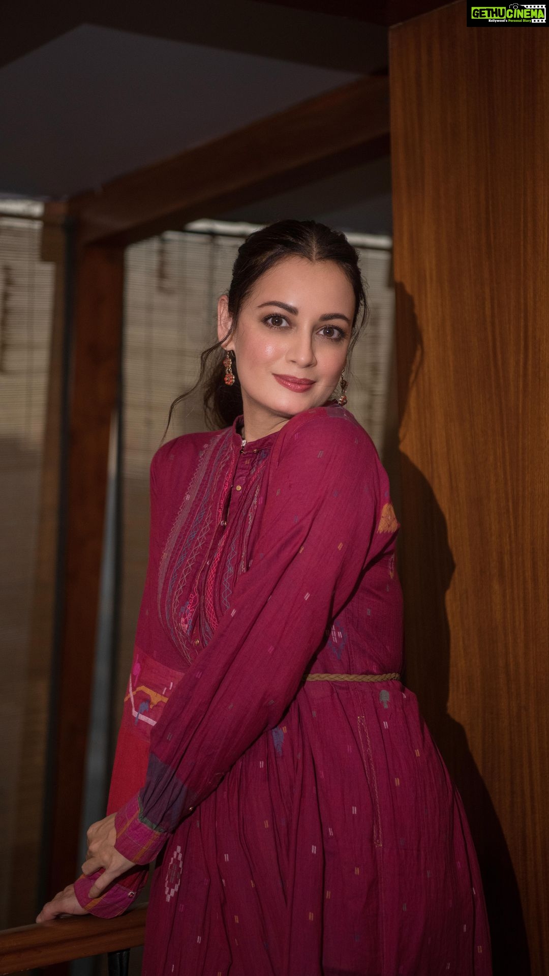 Dia Mirza Instagram - Always thankful ❤️🕊️🌏 Handwoven fabric and dress by @injiri 😍 Hair by @hairbysanjanag Photos by @rishabhkphotography Styled by @theiatekchandaney #sustainableclothing #vocalforlocal #madeinindia #handcrafted #handwoven #mammaatwork Bandra World of Storytellers