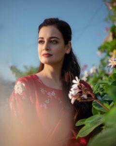 Dia Mirza Instagram - Nothing like red and green to drive away #MondayBlues 🦋 

Outfit @vaayuclothing ❤️
Styled by @theiatekchandaney 
Photos by @rishabhkphotography 
Hair by @hairbysanjanag 

#MammaAtWork #OOTD #SustainableFashion #VocalForLocal #MadeInIndia