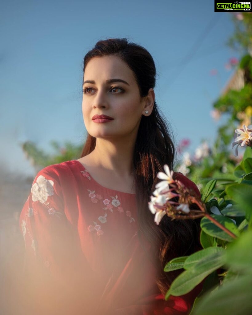 Dia Mirza Instagram - Nothing like red and green to drive away #MondayBlues 🦋 Outfit @vaayuclothing ❤️ Styled by @theiatekchandaney Photos by @rishabhkphotography Hair by @hairbysanjanag #MammaAtWork #OOTD #SustainableFashion #VocalForLocal #MadeInIndia Bandra World of Storytellers