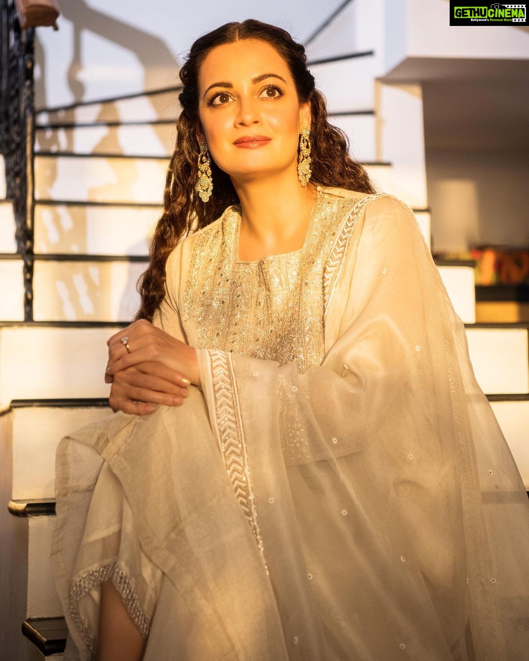 Dia Mirza Instagram - Eid Mubarak πβ¨ The last image is with my chaand ka tudka ππ― #SunsetKeDivane Outfit @tillabyaratrikdevvarman Earrings @mahesh_notandass Footwear @fizzygoblet Make up @myrra_makeup_art Hair @vithikajaiswal Styled by @theiatekchandaney Photos by @rishabhkphotography Bandra World of Storytellers