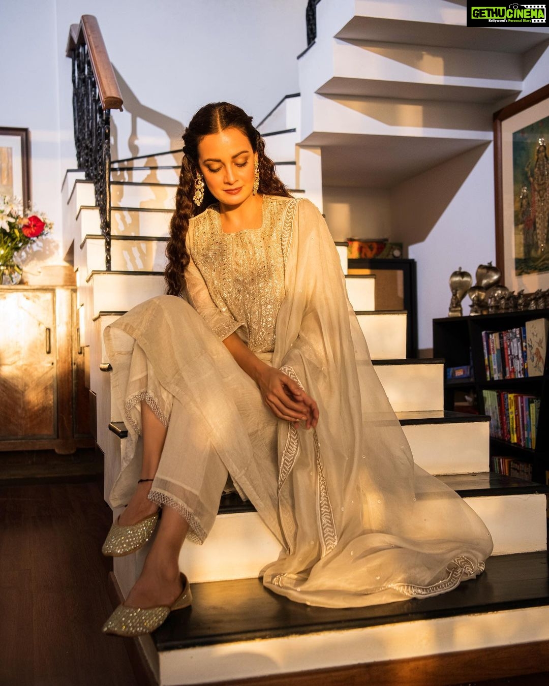 Dia Mirza Instagram - Eid Mubarak πβ¨ The last image is with my chaand ka tudka ππ― #SunsetKeDivane Outfit @tillabyaratrikdevvarman Earrings @mahesh_notandass Footwear @fizzygoblet Make up @myrra_makeup_art Hair @vithikajaiswal Styled by @theiatekchandaney Photos by @rishabhkphotography Bandra World of Storytellers