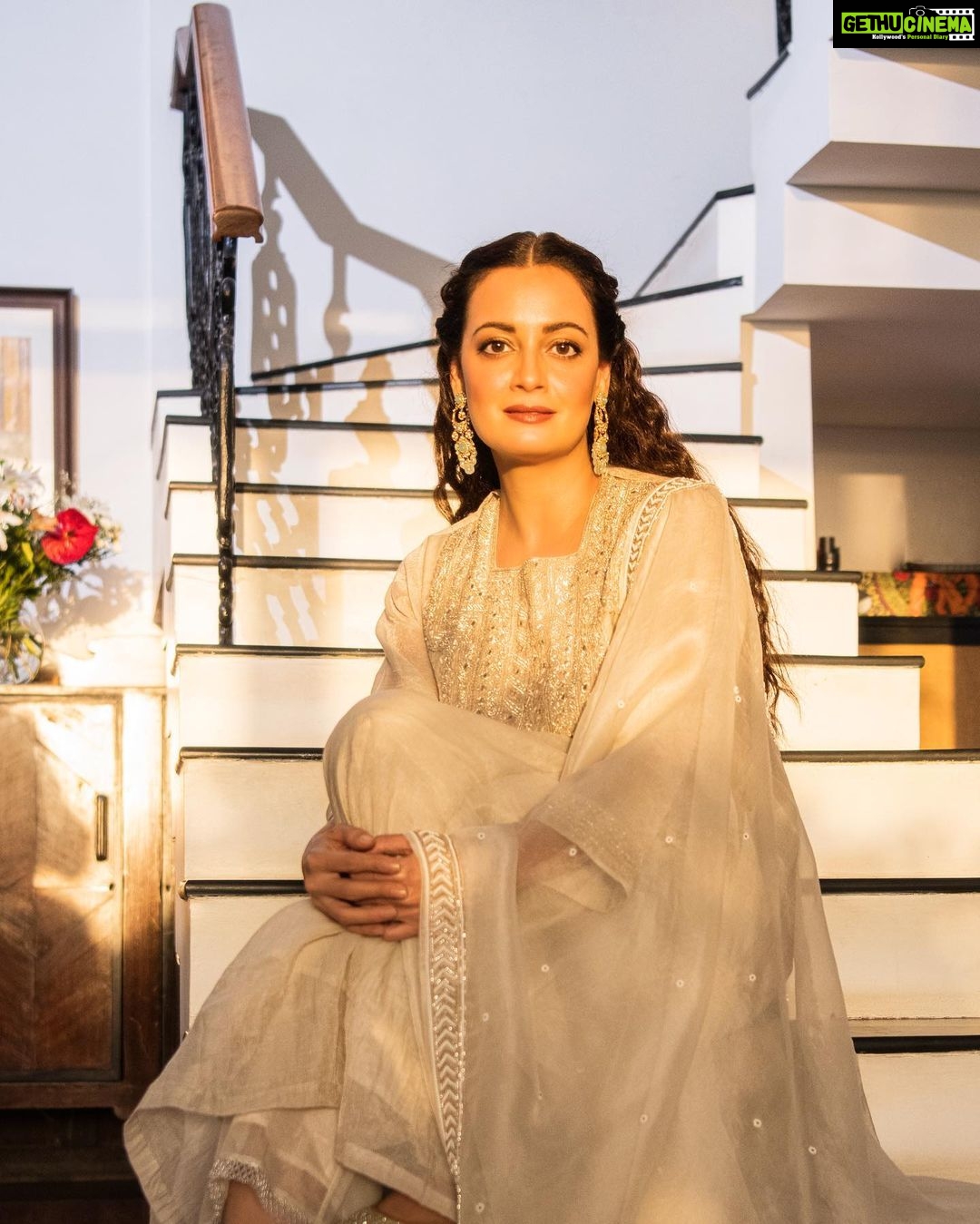 Dia Mirza Instagram - Eid Mubarak πβ¨ The last image is with my chaand ka tudka ππ― #SunsetKeDivane Outfit @tillabyaratrikdevvarman Earrings @mahesh_notandass Footwear @fizzygoblet Make up @myrra_makeup_art Hair @vithikajaiswal Styled by @theiatekchandaney Photos by @rishabhkphotography Bandra World of Storytellers