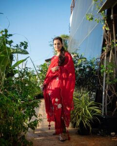 Dia Mirza Instagram - Nothing like red and green to drive away #MondayBlues 🦋 

Outfit @vaayuclothing ❤️
Styled by @theiatekchandaney 
Photos by @rishabhkphotography 
Hair by @hairbysanjanag 

#MammaAtWork #OOTD #SustainableFashion #VocalForLocal #MadeInIndia
