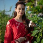 Dia Mirza Instagram - Nothing like red and green to drive away #MondayBlues 🦋 Outfit @vaayuclothing ❤️ Styled by @theiatekchandaney Photos by @rishabhkphotography Hair by @hairbysanjanag #MammaAtWork #OOTD #SustainableFashion #VocalForLocal #MadeInIndia Bandra World of Storytellers