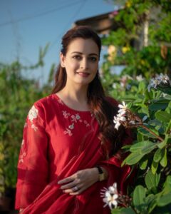 Dia Mirza Instagram - Nothing like red and green to drive away #MondayBlues 🦋 

Outfit @vaayuclothing ❤️
Styled by @theiatekchandaney 
Photos by @rishabhkphotography 
Hair by @hairbysanjanag 

#MammaAtWork #OOTD #SustainableFashion #VocalForLocal #MadeInIndia