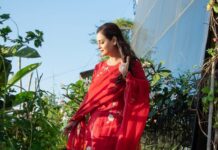 Dia Mirza Instagram - Nothing like red and green to drive away #MondayBlues 🦋 Outfit @vaayuclothing ❤️ Styled by @theiatekchandaney Photos by @rishabhkphotography Hair by @hairbysanjanag #MammaAtWork #OOTD #SustainableFashion #VocalForLocal #MadeInIndia Bandra World of Storytellers