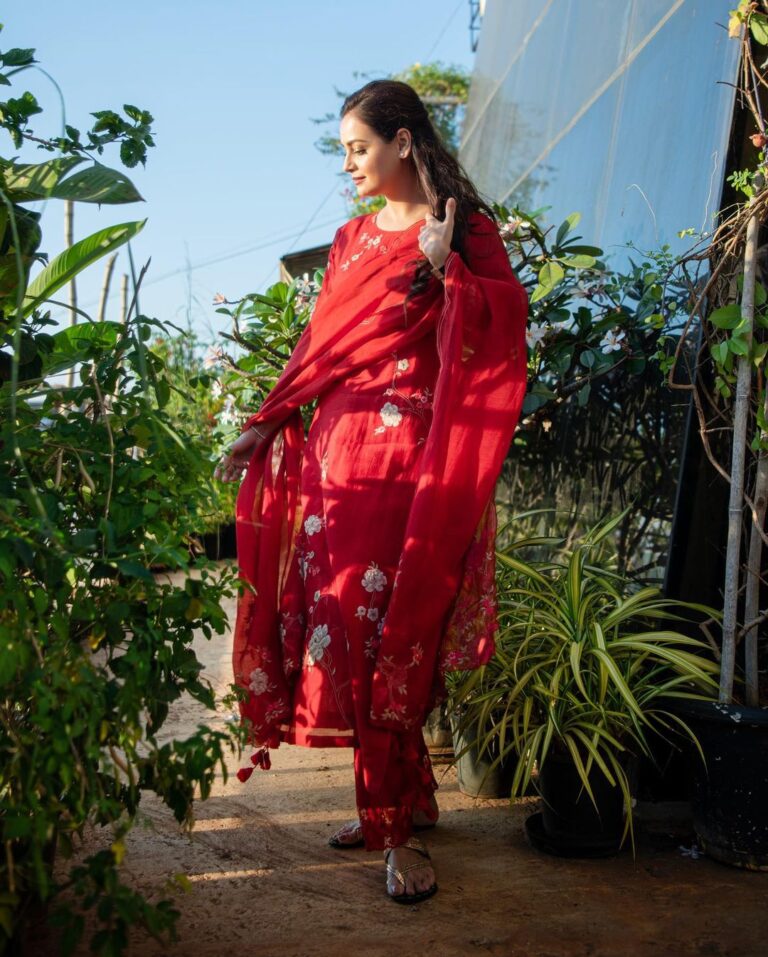 Dia Mirza Instagram - Nothing like red and green to drive away #MondayBlues 🦋 Outfit @vaayuclothing ❤️ Styled by @theiatekchandaney Photos by @rishabhkphotography Hair by @hairbysanjanag #MammaAtWork #OOTD #SustainableFashion #VocalForLocal #MadeInIndia Bandra World of Storytellers