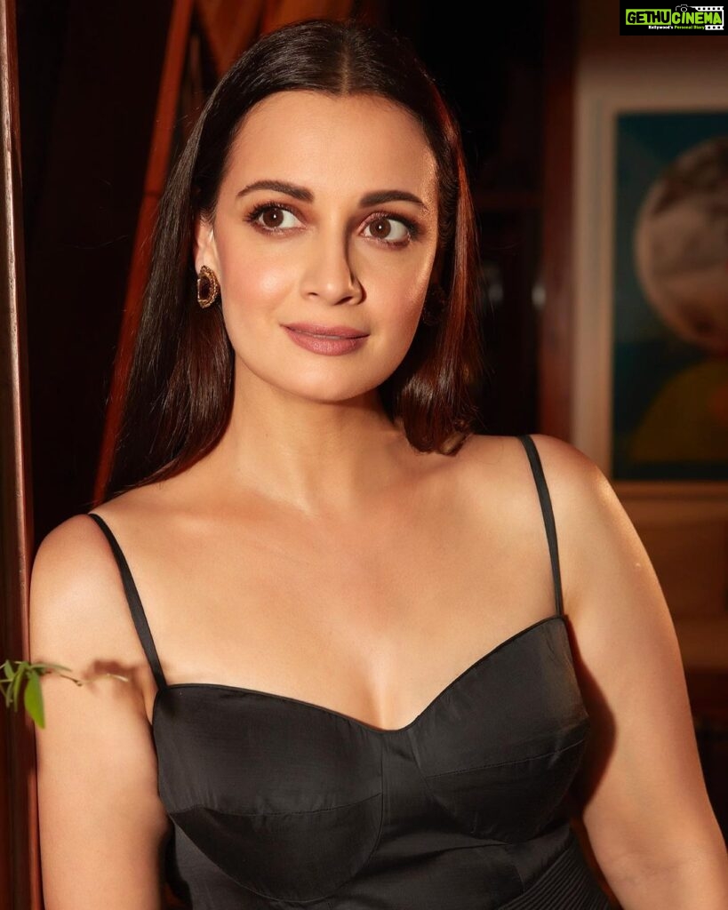 Dia Mirza Instagram - Agar aaina humein apne charitre ka ahsaas dilaye toh dekhna kitna mushkil ho jaayein? Have you watched #Bheed yet? In cinemas now 🕊️❤️ Outfit @anitadongre Earrings @silverstreakstore Styled by @theiatekchandaney Assisted by @jia.chauhan HMU @shraddhamishra8 Photos by @shivamguptaphotography Managed by @shruti8711 @exceedentertainment Bandra World of Storytellers