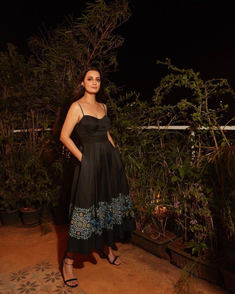 Dia Mirza Instagram - Agar aaina humein apne charitre ka ahsaas dilaye toh dekhna kitna mushkil ho jaayein? Have you watched #Bheed yet? In cinemas now 🕊️❤️ Outfit @anitadongre Earrings @silverstreakstore Styled by @theiatekchandaney Assisted by @jia.chauhan HMU @shraddhamishra8 Photos by @shivamguptaphotography Managed by @shruti8711 @exceedentertainment Bandra World of Storytellers