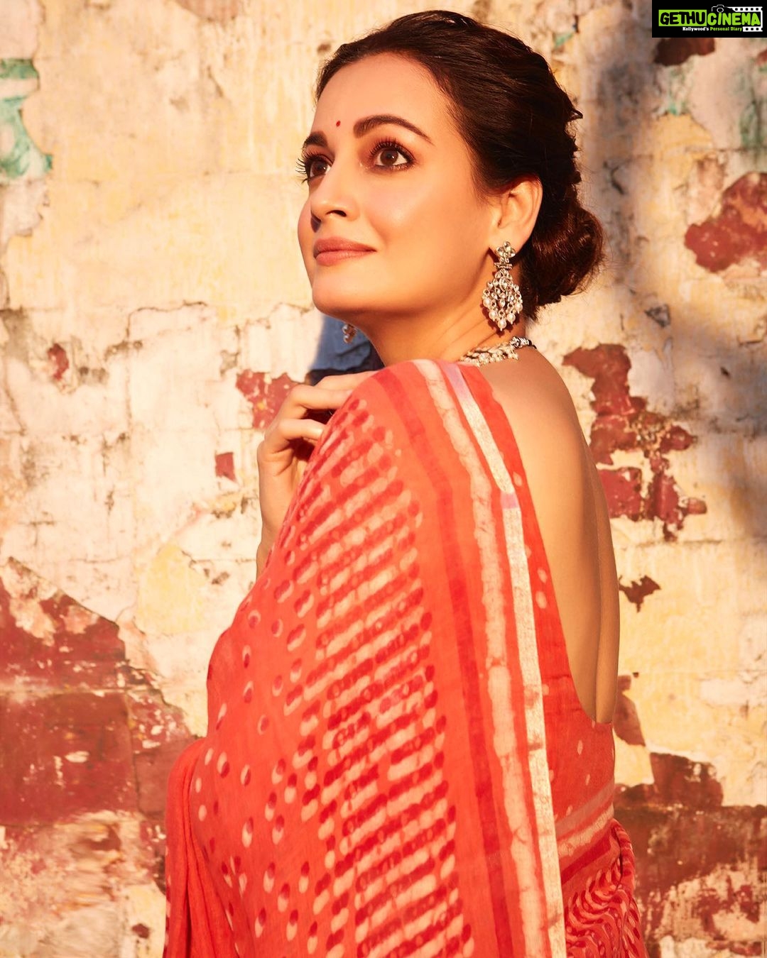 Dia Mirza Instagram - #BheedInCinemasMarch24 Promotions for #Bheed in this hand crafted @anavila_m saree 😍 “Boond being an integral part of prints and pattern of dabu block prints. This is a new interpretation of the circle as a motif seen in flowers, stars, rain drops, grains and many other daily life objects. These little circles come together to form one of a kind pattern in Red, peach & ivory colors. The technique is double dabu.” Jewellery @silverstreakstore Styled by @theiatekchandaney MUH @shraddhamishra8 Photos by @shivamguptaphotography Managed by @shruti8711 @exceedentertainment #SustainableSaree #SustainableFashion #HandMadeInIndia #VocalForLocal