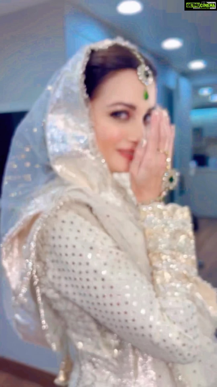 Dia Mirza Instagram - Adaab 🤍 Thank you @faabiianaofficial for customising this exquisite anarkali for a dance performance. I felt so good dancing in it! Styled by @theiatekchandaney Assisted by @jia.chauhan Make Up @shraddhamishra8 Hair @deepalid10 Managed by @exceedentertainment @shruti8711 Photos by @rajjariwala_