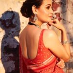 Dia Mirza Instagram - #BheedInCinemasMarch24 Promotions for #Bheed in this hand crafted @anavila_m saree 😍 “Boond being an integral part of prints and pattern of dabu block prints. This is a new interpretation of the circle as a motif seen in flowers, stars, rain drops, grains and many other daily life objects. These little circles come together to form one of a kind pattern in Red, peach & ivory colors. The technique is double dabu.” Jewellery @silverstreakstore Styled by @theiatekchandaney MUH @shraddhamishra8 Photos by @shivamguptaphotography Managed by @shruti8711 @exceedentertainment #SustainableSaree #SustainableFashion #HandMadeInIndia #VocalForLocal
