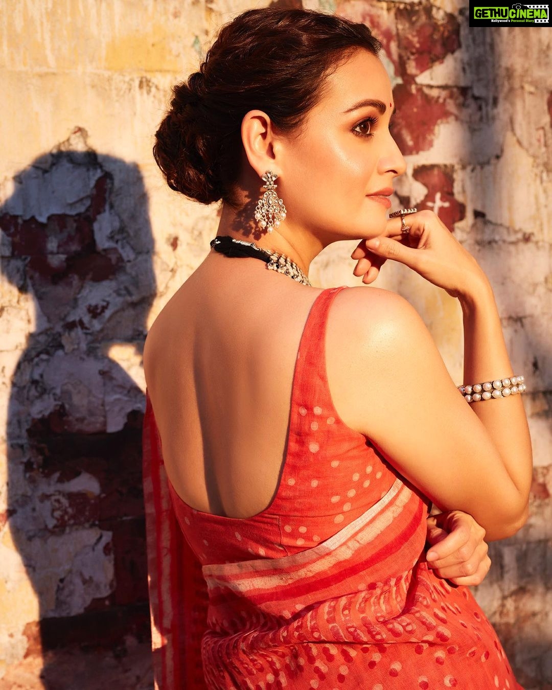 Dia Mirza Instagram - #BheedInCinemasMarch24 Promotions for #Bheed in this hand crafted @anavila_m saree 😍 “Boond being an integral part of prints and pattern of dabu block prints. This is a new interpretation of the circle as a motif seen in flowers, stars, rain drops, grains and many other daily life objects. These little circles come together to form one of a kind pattern in Red, peach & ivory colors. The technique is double dabu.” Jewellery @silverstreakstore Styled by @theiatekchandaney MUH @shraddhamishra8 Photos by @shivamguptaphotography Managed by @shruti8711 @exceedentertainment #SustainableSaree #SustainableFashion #HandMadeInIndia #VocalForLocal