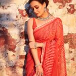 Dia Mirza Instagram - #BheedInCinemasMarch24 Promotions for #Bheed in this hand crafted @anavila_m saree 😍 “Boond being an integral part of prints and pattern of dabu block prints. This is a new interpretation of the circle as a motif seen in flowers, stars, rain drops, grains and many other daily life objects. These little circles come together to form one of a kind pattern in Red, peach & ivory colors. The technique is double dabu.” Jewellery @silverstreakstore Styled by @theiatekchandaney MUH @shraddhamishra8 Photos by @shivamguptaphotography Managed by @shruti8711 @exceedentertainment #SustainableSaree #SustainableFashion #HandMadeInIndia #VocalForLocal