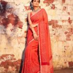 Dia Mirza Instagram - #BheedInCinemasMarch24 Promotions for #Bheed in this hand crafted @anavila_m saree 😍 “Boond being an integral part of prints and pattern of dabu block prints. This is a new interpretation of the circle as a motif seen in flowers, stars, rain drops, grains and many other daily life objects. These little circles come together to form one of a kind pattern in Red, peach & ivory colors. The technique is double dabu.” Jewellery @silverstreakstore Styled by @theiatekchandaney MUH @shraddhamishra8 Photos by @shivamguptaphotography Managed by @shruti8711 @exceedentertainment #SustainableSaree #SustainableFashion #HandMadeInIndia #VocalForLocal
