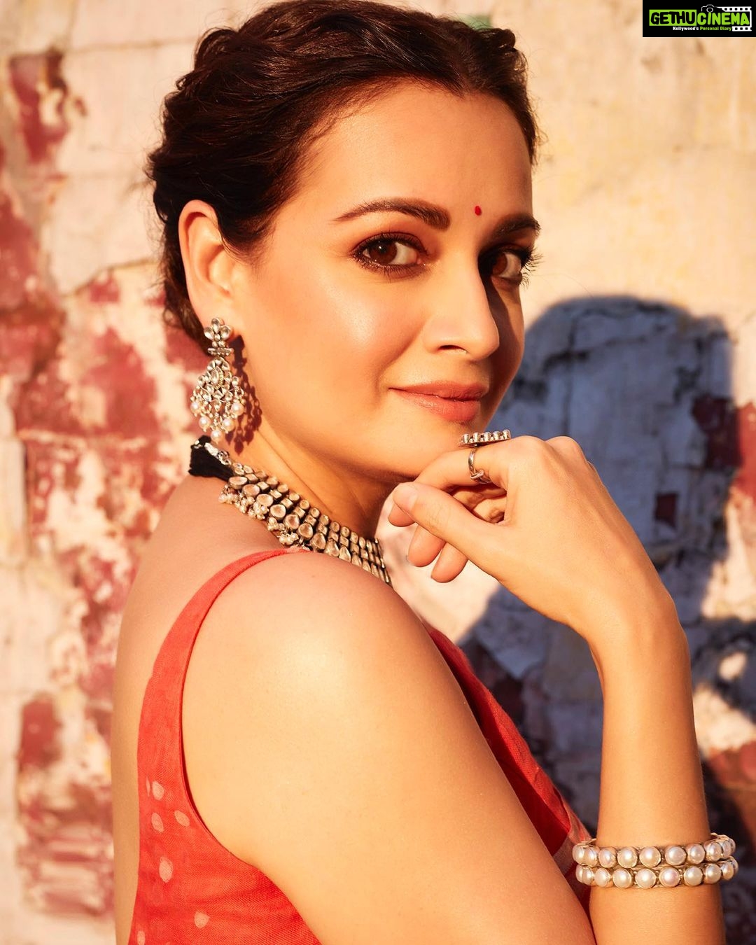 Dia Mirza Instagram - #BheedInCinemasMarch24 Promotions for #Bheed in this hand crafted @anavila_m saree 😍 “Boond being an integral part of prints and pattern of dabu block prints. This is a new interpretation of the circle as a motif seen in flowers, stars, rain drops, grains and many other daily life objects. These little circles come together to form one of a kind pattern in Red, peach & ivory colors. The technique is double dabu.” Jewellery @silverstreakstore Styled by @theiatekchandaney MUH @shraddhamishra8 Photos by @shivamguptaphotography Managed by @shruti8711 @exceedentertainment #SustainableSaree #SustainableFashion #HandMadeInIndia #VocalForLocal