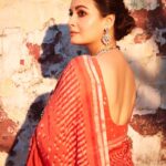 Dia Mirza Instagram - #BheedInCinemasMarch24 Promotions for #Bheed in this hand crafted @anavila_m saree 😍 “Boond being an integral part of prints and pattern of dabu block prints. This is a new interpretation of the circle as a motif seen in flowers, stars, rain drops, grains and many other daily life objects. These little circles come together to form one of a kind pattern in Red, peach & ivory colors. The technique is double dabu.” Jewellery @silverstreakstore Styled by @theiatekchandaney MUH @shraddhamishra8 Photos by @shivamguptaphotography Managed by @shruti8711 @exceedentertainment #SustainableSaree #SustainableFashion #HandMadeInIndia #VocalForLocal