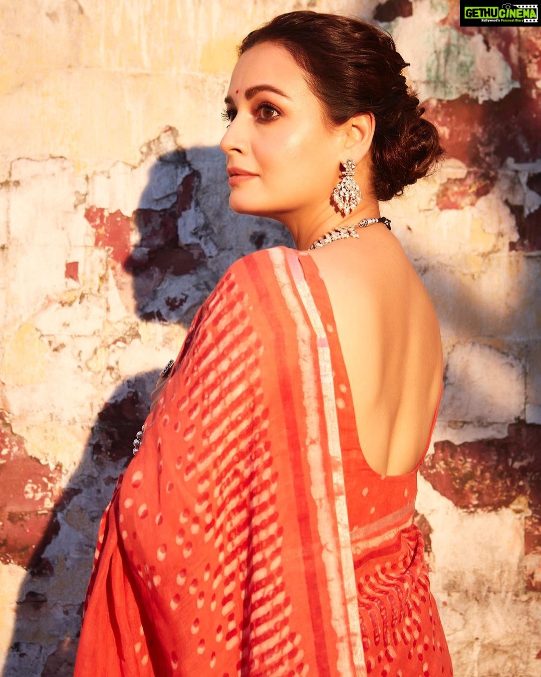 Dia Mirza Instagram - #BheedInCinemasMarch24 Promotions for #Bheed in this hand crafted @anavila_m saree 😍 “Boond being an integral part of prints and pattern of dabu block prints. This is a new interpretation of the circle as a motif seen in flowers, stars, rain drops, grains and many other daily life objects. These little circles come together to form one of a kind pattern in Red, peach & ivory colors. The technique is double dabu.” Jewellery @silverstreakstore Styled by @theiatekchandaney MUH @shraddhamishra8 Photos by @shivamguptaphotography Managed by @shruti8711 @exceedentertainment #SustainableSaree #SustainableFashion #HandMadeInIndia #VocalForLocal