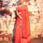 Dia Mirza Instagram - #BheedInCinemasMarch24 Promotions for #Bheed in this hand crafted @anavila_m saree 😍 “Boond being an integral part of prints and pattern of dabu block prints. This is a new interpretation of the circle as a motif seen in flowers, stars, rain drops, grains and many other daily life objects. These little circles come together to form one of a kind pattern in Red, peach & ivory colors. The technique is double dabu.” Jewellery @silverstreakstore Styled by @theiatekchandaney MUH @shraddhamishra8 Photos by @shivamguptaphotography Managed by @shruti8711 @exceedentertainment #SustainableSaree #SustainableFashion #HandMadeInIndia #VocalForLocal