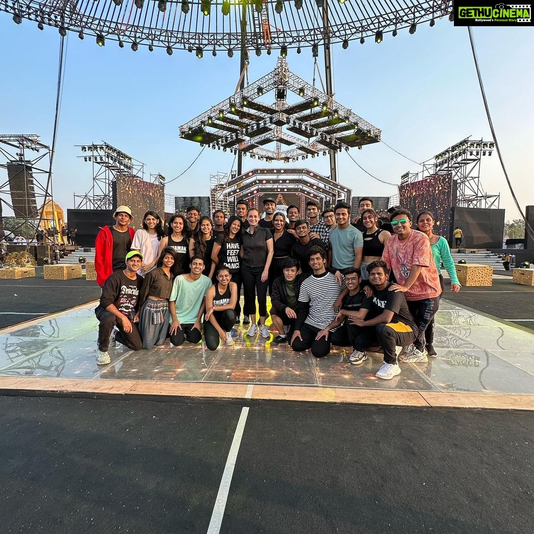 Dia Mirza Instagram - I have known these beautiful humans for 23 years!!! And itβs always such a pleasure working with all the bachchas and the @shiamakofficial πππ― I love you all. Rizwana and Aneesha thank you for your love, guidance and patience ππ» It was so much fun dancing again! P.s.- Marzi letting me take the lead for a change π€ͺ @marzipestonji #MammaAtWork #DancingMamma #Dance #SaturdayVibes #TBT Surat, Gujarat