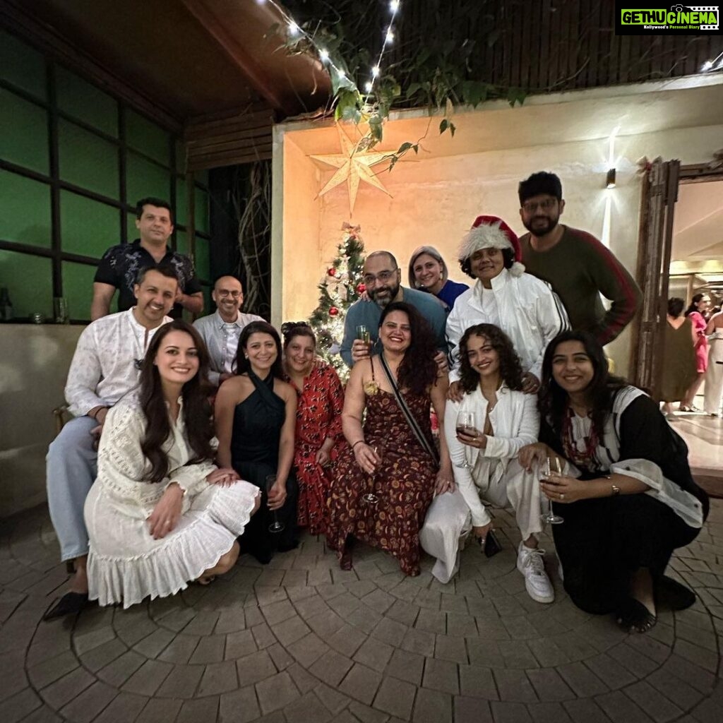 Dia Mirza Instagram - So grateful for all the Santa’s in our life 🎅🏾🤗❤️🎄 Merry Christmas everyone! With all our love from ours to yours. Wish you love, light and boundless joy! #SunsetKeDivane @vaibhav.rekhi Mumbai, Maharashtra