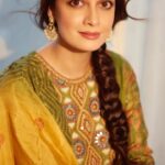 Dia Mirza Instagram - 🧡💚 #Workmode in @label_anushree Jewellery by @amigos.rizwan @mayasanghavijewels HMU @shraddhamishra8 Styled by @theiatekchandaney Photos by @shivamguptaphotography Managed by @exceedentertainment @shruti8711 #MammaAtWork #BadlaavHumseHai #VocalForLocal