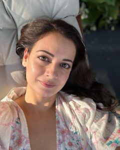 Dia Mirza Instagram - Monday mood ☀️💛🌻 #TakeMeBack @vaibhav.rekhi #SunsetKeDiVane Goa