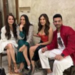 Dia Mirza Instagram - So grateful for all the Santa’s in our life 🎅🏾🤗❤️🎄 Merry Christmas everyone! With all our love from ours to yours. Wish you love, light and boundless joy! #SunsetKeDivane @vaibhav.rekhi Mumbai, Maharashtra